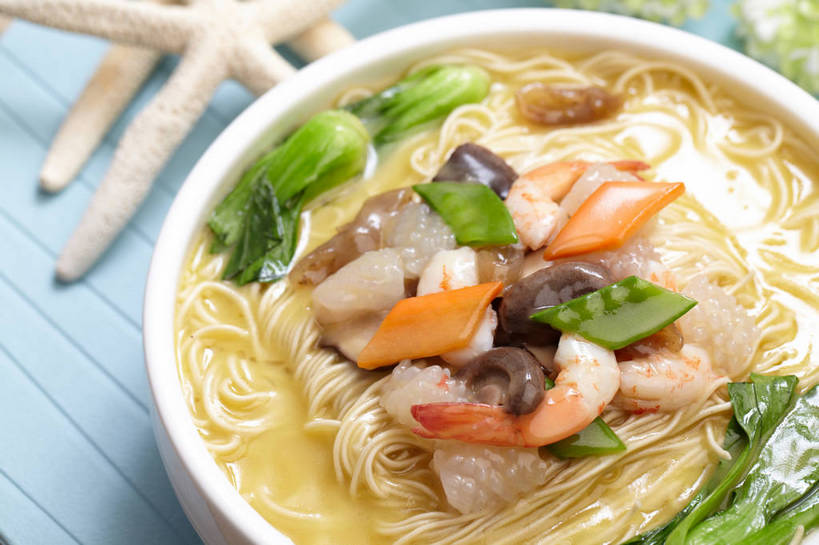 海鲜,面食,面条,无人,横图,俯视,室内,特写,白天,烹饪,餐桌,桌子,海星,萝卜,胡萝卜,辣椒,蔬菜,朦胧,模糊,新鲜,盛开,陶瓷,菌菇,青菜,香菇,面,肉,虾仁,料理,食品,陶瓷制品,海鲜面,菌类,花蕾,水产,菜肴,美食,肉类,海洋生物,花,花瓣,花朵,鲜花,食物,一个,动物,容器,碗,花苞,花蕊,食用菌,生物,佳肴,有机食品,绿色食品,单个,餐台,储藏,虾肉,真菌,储存,水生动物,汤面,海产品,小白菜,黄萝卜,番萝卜,水生物,肉食,海底动物,辣角,红海椒,大椒,辣虎,广椒,不结球白菜,椎茸,棘皮动物门,星鱼,辣子,红萝卜,红辣椒,海椒,甘荀,番椒,彩图,高角度拍摄,丁香萝卜,胡芦菔金,平庄菇,香菌,香蕈,金笋,贮存,shjb1