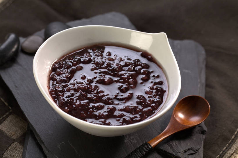 点心,无人,横图,俯视,室内,特写,白天,植物,餐桌,桌子,豆,一堆,许多,堆叠,堆积,木制,勺子,陶瓷,豆类,豆子,红豆,食品,甜点,甜品,红豆沙,陶瓷制品,很多,食物,两个,红色,白色,木制品,容器,调羹,汤匙,碗,甜食,餐台,储藏,堆,储存,赤豆,豆沙,豆科,红小豆,彩图,高角度拍摄,贮存,豆蓉,小豆,红豆泥,shjb1