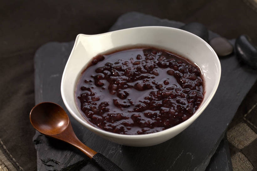 点心,无人,横图,俯视,室内,特写,白天,植物,餐桌,桌子,豆,一堆,许多,堆叠,堆积,木制,勺子,陶瓷,豆类,豆子,红豆,食品,甜点,甜品,红豆沙,陶瓷制品,很多,食物,两个,红色,白色,木制品,容器,调羹,汤匙,碗,甜食,餐台,储藏,堆,储存,赤豆,豆沙,豆科,红小豆,彩图,高角度拍摄,贮存,豆蓉,小豆,红豆泥,shjb1