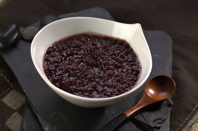 点心,无人,横图,俯视,室内,特写,白天,植物,餐桌,桌子,豆,一堆,许多,堆叠,堆积,木制,勺子,陶瓷,豆类,豆子,红豆,食品,甜点,甜品,红豆沙,陶瓷制品,很多,食物,两个,红色,白色,木制品,容器,调羹,汤匙,碗,甜食,餐台,储藏,堆,储存,赤豆,豆沙,豆科,红小豆,彩图,高角度拍摄,贮存,豆蓉,小豆,红豆泥,shjb1