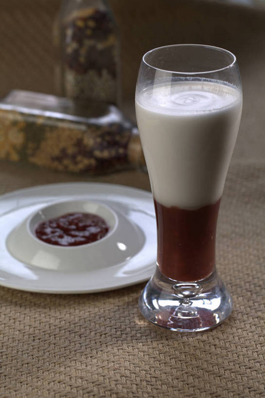 无人,竖图,俯视,室内,特写,白天,植物,餐桌,桌子,豆,杯子,餐具,一堆,许多,堆叠,堆积,朦胧,模糊,碟子,盘,陶瓷,豆类,豆子,红豆,红豆沙,陶瓷制品,饮品,很多,一杯,玻璃制品,饮料,两个,三个,红色,白色,盘子,瓶子,容器,水杯,碟,碗,餐台,储藏,堆,储存,可口,赤豆,豆沙,豆科,红小豆,适口,玻璃杯,彩图,高角度拍摄,贮存,豆蓉,小豆,红豆泥,shjb1