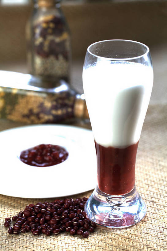 无人,竖图,俯视,室内,特写,白天,植物,餐桌,桌子,豆,杯子,餐具,一堆,许多,堆叠,堆积,朦胧,模糊,碟子,盘,陶瓷,豆类,豆子,红豆,红豆沙,陶瓷制品,饮品,很多,一杯,玻璃制品,饮料,两个,三个,红色,白色,盘子,瓶子,容器,水杯,碟,碗,餐台,储藏,堆,储存,可口,赤豆,豆沙,豆科,红小豆,适口,玻璃杯,彩图,高角度拍摄,贮存,豆蓉,小豆,红豆泥,shjb1