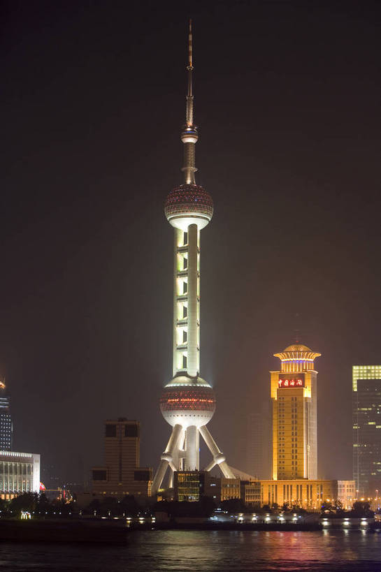 竖图,彩色,室外,旅游,度假,美景,天际线,城市风光,城市,建筑,夜景,上海,中国,繁华,景观,灯光,娱乐,现代,东方明珠,黄浦江,浦东,建筑物,灯,享受,休闲,闪耀,景色,放松,摄影,经济,闪烁,发展,东方明珠电视塔,繁荣,发达,金融区,河,夜,彩图,旅行,bj174