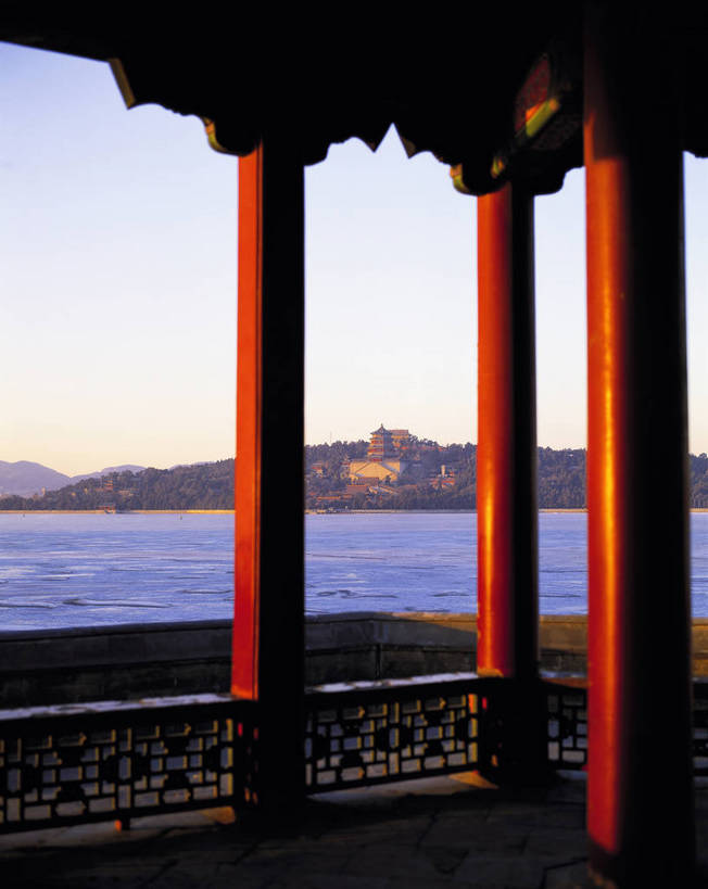 颐和园,宫殿,栏杆,竖图,彩色,室外,白天,旅游,度假,湖,名胜古迹,标志建筑,地标,建筑,雕塑,北京,中国,亚洲,风俗,清澈,遗迹,艺术,装饰,雕刻,雕像,柱子,亭子,文化遗产,古迹,历史,文物,娱乐,建设,传统,古建筑,蓝天,工艺品,凉亭,湖水,天,享受,休闲,旅游胜地,放松,精神,竖,摄影,古代建筑,纪念,园林,美术,矗立,象征,美好,主题,耸立,感受,陈列,古文明,东亚,昆明湖,中华人民共和国,功能,美学,挺立,古代文明,明澈,清彻,清亮,制度,特征,彩图,旅行,知春亭,bj174