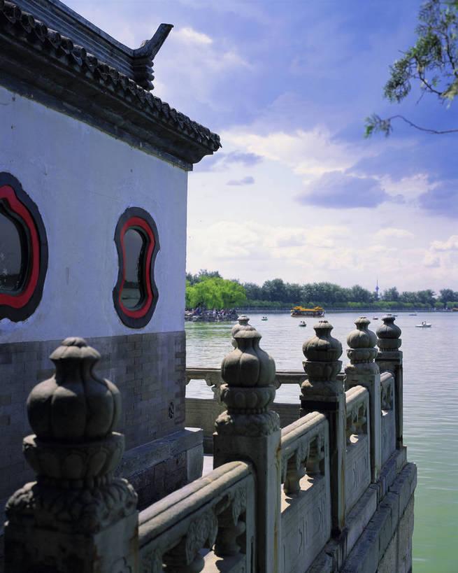 颐和园,宫殿,竖图,彩色,室外,白天,旅游,度假,湖,名胜古迹,标志建筑,地标,建筑,柳树,雕塑,北京,中国,亚洲,游人,风俗,清澈,遗迹,艺术,装饰,雕刻,雕像,柱子,亭子,文化遗产,古迹,历史,文物,娱乐,建设,传统,古建筑,树,蓝天,工艺品,凉亭,湖水,天,享受,休闲,旅游胜地,放松,精神,竖,摄影,古代建筑,纪念,园林,美术,矗立,象征,美好,主题,耸立,感受,陈列,古文明,东亚,昆明湖,中华人民共和国,功能,美学,挺立,古代文明,明澈,清彻,清亮,制度,特征,彩图,旅行,知春亭,bj174