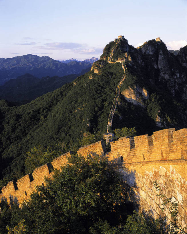 竖图,彩色,室外,白天,旅游,度假,名胜古迹,山,标志建筑,地标,建筑,北京,长城,中国,亚洲,游人,风俗,遗迹,砖,文化遗产,古迹,历史,文物,娱乐,建设,传统,城墙,古建筑,享受,休闲,旅游胜地,放松,精神,竖,摄影,古代建筑,矗立,象征,美好,耸立,感受,古文明,东亚,中华人民共和国,威严,挺立,奇迹,伟大,古代文明,制度,特征,彩图,旅行,bj174