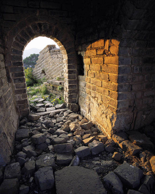 竖图,彩色,室外,白天,旅游,度假,名胜古迹,山,标志建筑,地标,建筑,北京,长城,中国,亚洲,游人,风俗,遗迹,砖,文化遗产,古迹,历史,文物,娱乐,建设,传统,城墙,古建筑,享受,休闲,旅游胜地,放松,精神,竖,摄影,古代建筑,矗立,象征,美好,耸立,感受,古文明,东亚,中华人民共和国,威严,挺立,奇迹,伟大,古代文明,制度,特征,彩图,旅行,bj174