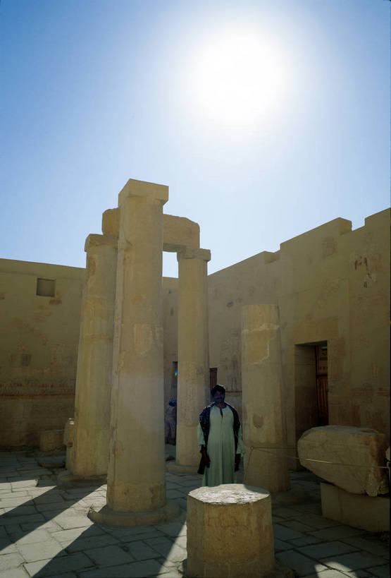 寺庙,竖图,彩色,室外,白天,旅游,度假,名胜古迹,标志建筑,城市,地标,建筑,非洲,埃及,清澈,遗迹,文化遗产,神庙,古迹,文化,文物,娱乐,建设,古建筑,石柱,蓝色,天空,天,享受,休闲,旅游胜地,放松,竖,摄影,古代建筑,神殿,矗立,文明,耸立,古文明,北非,首府,卢克索,阿拉伯埃及共和国,金字塔之国,棉花之国,挺立,阿非利加洲,卢克索省,奇迹,古埃及文明,古代文明,明澈,清彻,清亮,哈采普苏特神庙,哈特舍普苏特神庙,哈特谢普苏特神殿,哈特谢普苏特神庙,哈谢普苏神殿,哈谢普苏神庙,哈兹海普苏特女王殿,海普苏特神殿,海普苏特神庙,海普苏特王后神庙,赫雀瑟神庙,女王神殿,女王神庙,普苏特神殿,普苏特神庙,彩图,旅行,庙,埃及卢克索,bj174