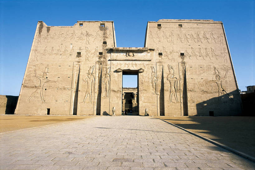 寺庙,横图,彩色,室外,白天,旅游,度假,名胜古迹,门,标志建筑,地标,建筑,非洲,埃及,入口,遗迹,雕刻,墙,文化遗产,神庙,古迹,文化,文物,娱乐,建设,古建筑,石刻,壁画,享受,休闲,旅游胜地,放松,摄影,古代建筑,文明,古文明,北非,阿拉伯埃及共和国,金字塔之国,棉花之国,阿非利加洲,奇迹,古埃及文明,古代文明,埃德富,埃德富神庙,荷鲁斯神殿,彩图,旅行,庙,bj174