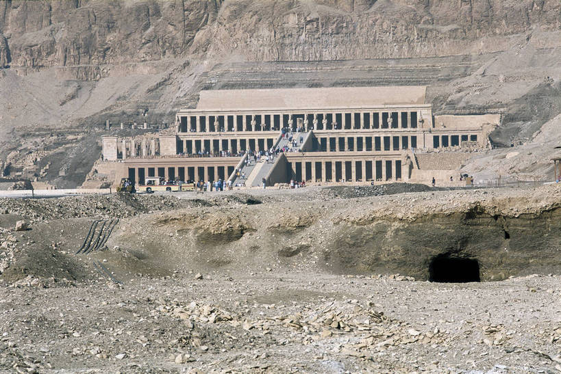 寺庙,横图,全景,彩色,室外,白天,旅游,度假,名胜古迹,标志建筑,城市,地标,建筑,非洲,埃及,清澈,遗迹,文化遗产,神庙,古迹,文化,文物,娱乐,建设,古建筑,蓝色,天空,天,享受,休闲,远景,旅游胜地,放松,摄影,古代建筑,神殿,文明,古文明,北非,首府,卢克索,阿拉伯埃及共和国,金字塔之国,棉花之国,阿非利加洲,卢克索省,奇迹,古埃及文明,古代文明,明澈,清彻,清亮,哈采普苏特神庙,哈特舍普苏特神庙,哈特谢普苏特神殿,哈特谢普苏特神庙,哈谢普苏神殿,哈谢普苏神庙,哈兹海普苏特女王殿,海普苏特神殿,海普苏特神庙,海普苏特王后神庙,赫雀瑟神庙,女王神殿,女王神庙,普苏特神殿,普苏特神庙,彩图,旅行,庙,埃及卢克索,bj174