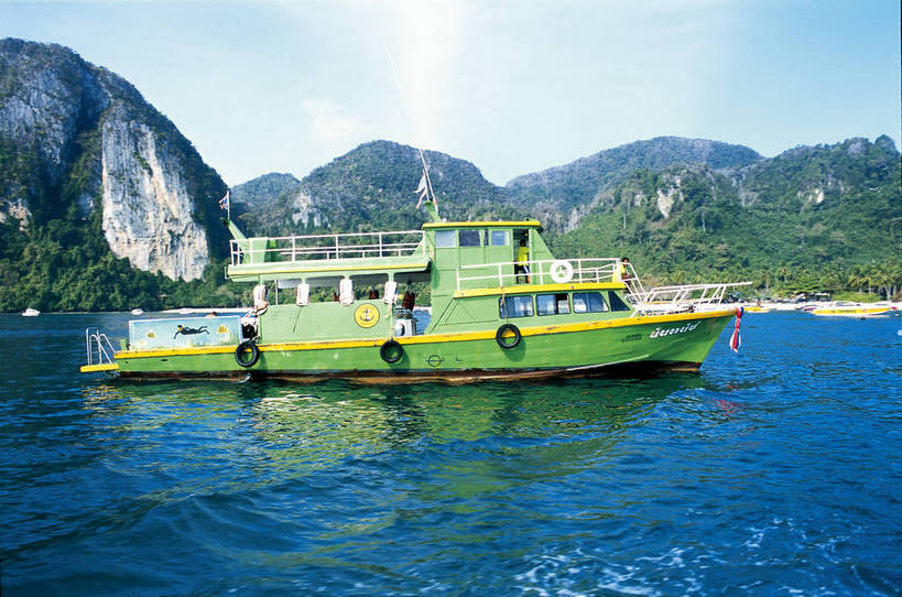 横图,彩色,室外,白天,旅游,度假,运动,海洋,名胜古迹,树林,标志建筑,地标,建筑,泰国,亚洲,游客,遗迹,海岸,热带,热带风光,古迹,文物,娱乐,建设,古建筑,海水,享受,休闲,游玩,旅游胜地,放松,潜水,摄影,生活方式,活动,海滨,度假村,美好,南亚,古文明,皮皮岛,海,彩图,观光,旅行,bj174