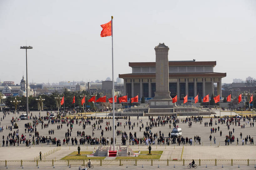 人群,横图,彩色,室外,白天,旅游,度假,美景,城市风光,城市,建筑,指示牌,北京,天安门广场,中国,亚洲,标志,景观,纪念碑,历史,娱乐,标识,红旗,建筑物,红色,享受,休闲,景色,放松,摄影,纪念,政治,东亚,发展,人民英雄纪念碑,中华人民共和国,毛主席纪念堂,发达,共产主义,毛泽东纪念堂,彩图,旅行,高楼,红,bj174