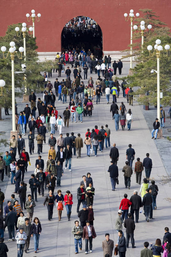 人群,竖图,彩色,室外,白天,旅游,度假,美景,城市风光,城市,建筑,指示牌,北京,天安门广场,中国,亚洲,标志,景观,纪念碑,历史,娱乐,标识,红旗,建筑物,红色,享受,休闲,景色,放松,竖,摄影,纪念,政治,东亚,发展,人民英雄纪念碑,中华人民共和国,毛主席纪念堂,发达,共产主义,毛泽东纪念堂,彩图,旅行,高楼,红,bj174