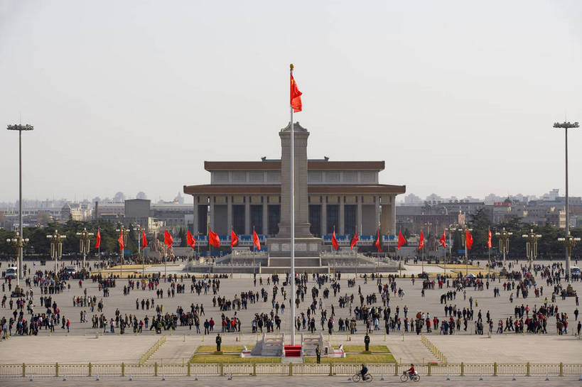 人群,横图,彩色,室外,白天,旅游,度假,美景,城市风光,城市,建筑,指示牌,北京,天安门广场,中国,亚洲,标志,景观,纪念碑,历史,娱乐,标识,红旗,建筑物,红色,享受,休闲,景色,放松,摄影,纪念,政治,东亚,发展,人民英雄纪念碑,中华人民共和国,毛主席纪念堂,发达,共产主义,毛泽东纪念堂,彩图,旅行,高楼,红,bj174