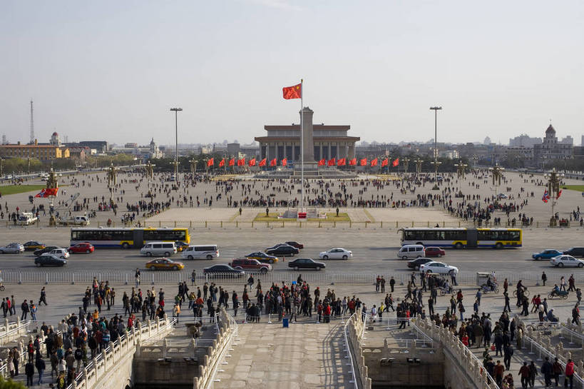 人群,横图,彩色,室外,白天,旅游,度假,美景,城市风光,城市,建筑,指示牌,北京,天安门广场,中国,亚洲,标志,景观,纪念碑,历史,娱乐,标识,红旗,建筑物,红色,享受,休闲,景色,放松,摄影,纪念,政治,东亚,发展,人民英雄纪念碑,中华人民共和国,毛主席纪念堂,发达,共产主义,毛泽东纪念堂,彩图,旅行,高楼,红,bj174