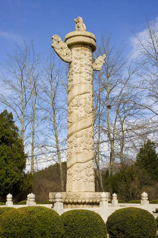 竖图,彩色,室外,特写,白天,旅游,石头,雕塑,北京,十三陵,中国,亚洲,行人,游客,游人,柱,局部,节日,艺术,装饰,雕刻,雕像,浮雕,石子,塑像,柱子,文化遗产,纪念碑,艺术品,首都,历史,文化,路人,旅客,树,古代,工艺品,祈祷,健康,竖,许愿,摄影,宗教,信仰,纪念,祈求,美术,权威,高贵,文明,中国文化,主题,陈列,东亚,中华人民共和国,北京市,京,北平,华北地区,功能,美学,权力,权势,昌平区,古远,势力,过客,明十三陵,天寿山,平安,石,石块,旅游者,彩图,旅行,传统文化,昌平,明陵,bj174