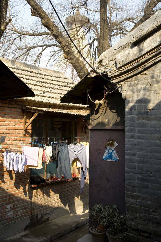 竖图,彩色,室外,白天,旅游,度假,名胜古迹,标志建筑,城市,道路,地标,胡同,建筑,街道,路,公路,北京,中国,亚洲,遗迹,墙,小巷,交通,古迹,文物,娱乐,建设,古建筑,民居,建筑物,享受,休闲,旅游胜地,放松,竖,摄影,旧的,中国文化,古文明,东亚,中华人民共和国,平民,马路,彩图,旅行,传统文化,bj174