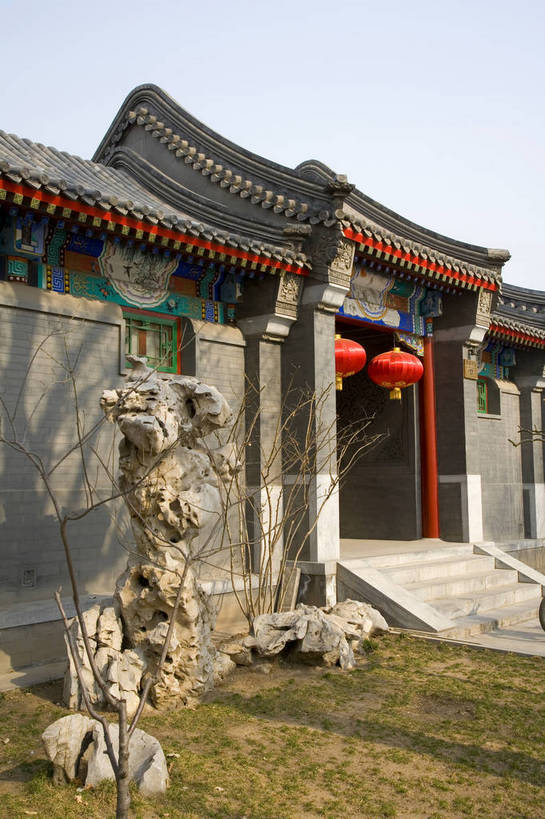 竖图,彩色,室外,白天,旅游,度假,名胜古迹,标志建筑,城市,道路,地标,胡同,建筑,街道,路,公路,北京,中国,亚洲,节日,遗迹,民俗,灯笼,墙,小巷,交通,古迹,文物,娱乐,建设,古建筑,建筑物,享受,休闲,喜庆,旅游胜地,放松,竖,摄影,旧的,中国文化,气氛,古文明,东亚,中华人民共和国,平民,马路,彩图,旅行,传统文化,bj174