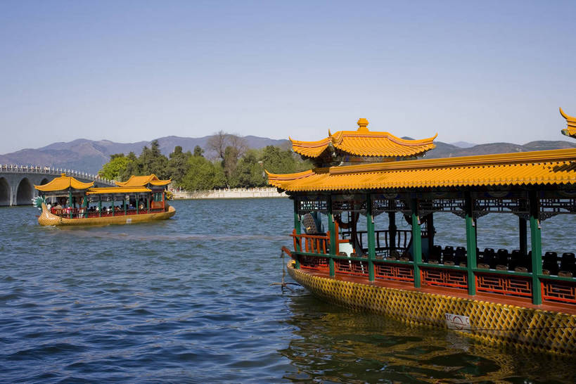 公园,颐和园,寺庙,宫殿,横图,彩色,室外,白天,旅游,湖,建筑,船,雕塑,北京,中国,亚洲,清澈,神话,龙,雕刻,雕像,塑像,亭子,文化遗产,小船,首都,历史,建筑物,树,古代,天空,休闲,摄影,活动,严肃,明亮,权威,权利,文明,中国文化,东亚,海淀区,万寿山,昆明湖,首府,中华人民共和国,北京市,京,北平,华北地区,权力,威严,权势,皇家园林,古远,空闲,明澈,清彻,清亮,清漪园,势力,尊严,彩图,旅行,庙,寺,传统文化,艇,bj174