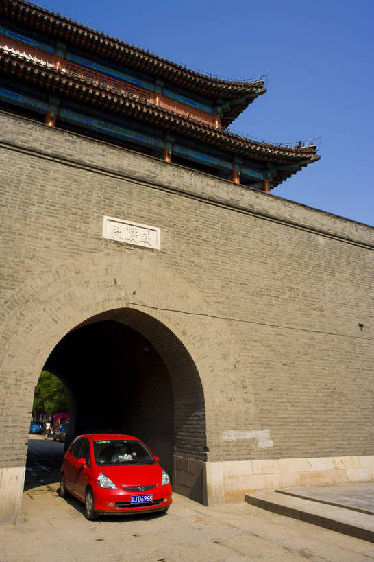 竖图,彩色,旅游,度假,名胜古迹,门,标志建筑,地标,建筑,汽车,北京,中国,亚洲,清澈,遗迹,大门,墙,文化遗产,首都,古迹,历史,文物,娱乐,建设,城墙,古建筑,建筑物,墙壁,墙面,车,古代,蓝色,天空,交通工具,轿车,享受,休闲,旅游胜地,放松,竖,摄影,城楼,坚硬,明亮,蓝,中国文化,载具,防御,古文明,东亚,首府,中华人民共和国,北京市,京,北平,华北地区,丰台区,古远,明澈,清彻,清亮,坚固,彩图,旅行,宛平,宛平城,传统文化,bj174