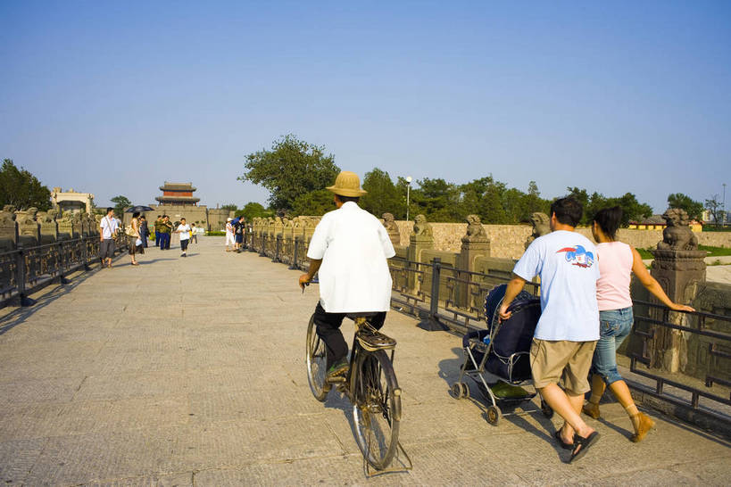 横图,彩色,背景,旅游,度假,名胜古迹,标志建筑,地标,建筑,北京,中国,亚洲,清澈,遗迹,墙,文化遗产,桥,首都,古迹,历史,文物,娱乐,建设,城墙,古建筑,建筑物,墙壁,墙面,古代,蓝色,天空,石狮,享受,休闲,旅游胜地,放松,摄影,坚硬,明亮,蓝,中国文化,防御,古文明,东亚,首府,中华人民共和国,北京市,京,北平,华北地区,丰台区,古远,明澈,清彻,清亮,坚固,彩图,旅行,宛平,宛平城,传统文化,bj174