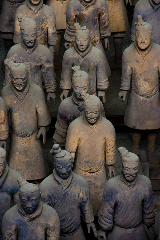 竖图,彩色,室内,特写,白天,旅游,度假,名胜古迹,标志建筑,地标,建筑,雕塑,兵马俑,西安,中国,亚洲,许多,士兵,局部,遗迹,艺术,装饰,雕刻,雕像,浮雕,塑像,泥土,文化遗产,艺术品,很多,古迹,历史,文物,娱乐,建设,古建筑,建筑物,古代,工艺品,享受,休闲,旅游胜地,放松,竖,摄影,古董,纪念,战士,美术,古物,文明,中国文化,主题,陈列,古玩,古文明,东亚,武装,陕西,陕西省,军队,中华人民共和国,功能,美学,古远,古代文明,一致,男人,男性,彩图,旅行,传统文化,服从,bj174