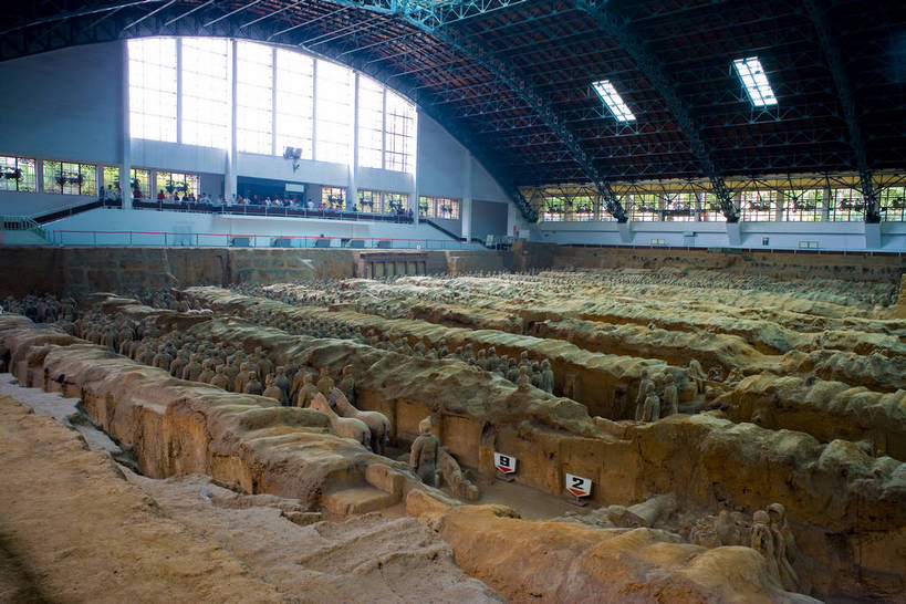 横图,彩色,室内,特写,白天,旅游,度假,名胜古迹,标志建筑,地标,建筑,雕塑,兵马俑,西安,中国,亚洲,许多,士兵,局部,遗迹,艺术,装饰,雕刻,雕像,浮雕,塑像,泥土,文化遗产,艺术品,很多,古迹,历史,文物,娱乐,建设,古建筑,建筑物,古代,工艺品,享受,休闲,旅游胜地,放松,摄影,古董,纪念,战士,美术,古物,文明,中国文化,主题,陈列,古玩,古文明,东亚,武装,陕西,陕西省,军队,中华人民共和国,功能,美学,古远,古代文明,一致,男人,男性,彩图,旅行,传统文化,服从,bj174
