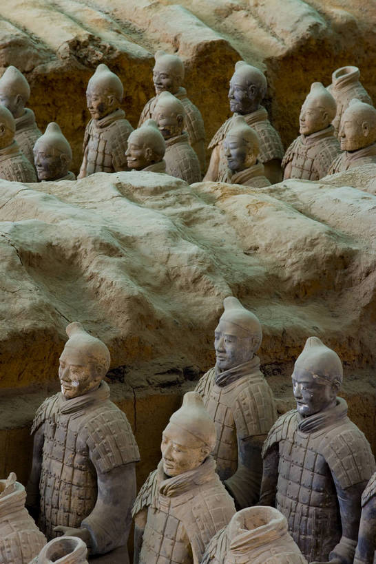 竖图,彩色,室内,特写,白天,旅游,度假,名胜古迹,标志建筑,地标,建筑,雕塑,兵马俑,西安,中国,亚洲,许多,士兵,局部,遗迹,艺术,装饰,雕刻,雕像,浮雕,塑像,泥土,文化遗产,艺术品,很多,古迹,历史,文物,娱乐,建设,古建筑,建筑物,古代,工艺品,享受,休闲,旅游胜地,放松,竖,摄影,古董,纪念,战士,美术,古物,文明,中国文化,主题,陈列,古玩,古文明,东亚,武装,陕西,陕西省,军队,中华人民共和国,功能,美学,古远,古代文明,一致,男人,男性,彩图,旅行,传统文化,服从,bj174