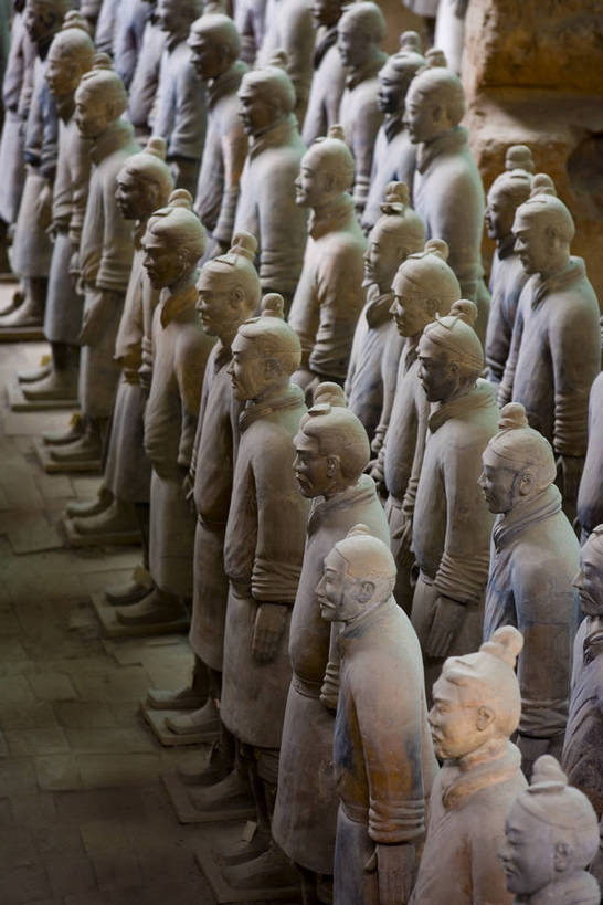 竖图,彩色,室内,特写,白天,旅游,度假,名胜古迹,标志建筑,地标,建筑,雕塑,兵马俑,西安,中国,亚洲,许多,士兵,局部,遗迹,艺术,装饰,雕刻,雕像,浮雕,塑像,泥土,文化遗产,艺术品,很多,古迹,历史,文物,娱乐,建设,古建筑,建筑物,古代,工艺品,享受,休闲,旅游胜地,放松,竖,摄影,古董,纪念,战士,美术,古物,文明,中国文化,主题,陈列,古玩,古文明,东亚,武装,陕西,陕西省,军队,中华人民共和国,功能,美学,古远,古代文明,一致,男人,男性,彩图,旅行,传统文化,服从,bj174