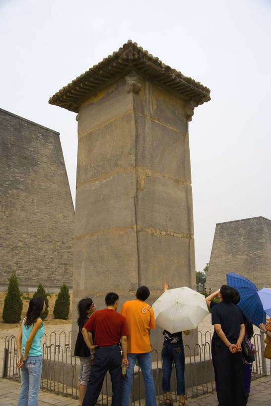 竖图,彩色,室外,特写,白天,旅游,石头,道路,建筑,路,雕塑,兵马俑,西安,中国,亚洲,局部,艺术,装饰,雕刻,雕像,浮雕,石子,塑像,图案,图形,泥土,文化遗产,纪念碑,艺术品,历史,建筑物,古代,工艺品,墓地,竖,摄影,纪念,美术,固定,陵墓,中国文化,主题,陈列,东亚,结实,陕西,陕西省,秦始皇陵,西安市,临潼,骊山,中华人民共和国,省会,功能,美学,安稳,牢固,可靠,西北地区,陕,古远,古代文明,巩固,坚固,牢靠,石,石块,彩图,旅行,临潼区,传统文化,秦陵,bj174