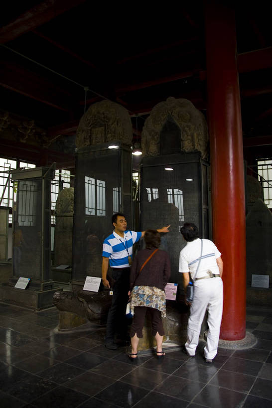 竖图,彩色,室内,白天,背景,旅游,桌子,建筑,西安,中国,亚洲,书法,木桌,亭子,文化遗产,历史,建筑物,古代,竖,摄影,中国文化,字迹,东亚,陕西,文庙,中华人民共和国,古远,古代文明,彩图,旅行,中国书法,传统文化,bj174