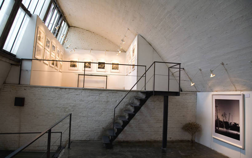 博物馆,家,横图,彩色,白天,旅游,时尚,水,桌子,城市,地标,建筑,油画,北京,中国,亚洲,破旧,艺术,陈旧,标志,雕像,符号,塑像,房屋,屋子,艺术品,首都,流行,漂亮,标识,楼房,石雕,展品,建筑物,住宅,展示,潮流,摄影,展览,美术,时髦,残破,美术馆,中国文化,美术品,画廊,陈列,东亚,发展,首府,中华人民共和国,时兴,发达,版画,设计,彩图,旅行,房子,798艺术区,传统文化,bj174