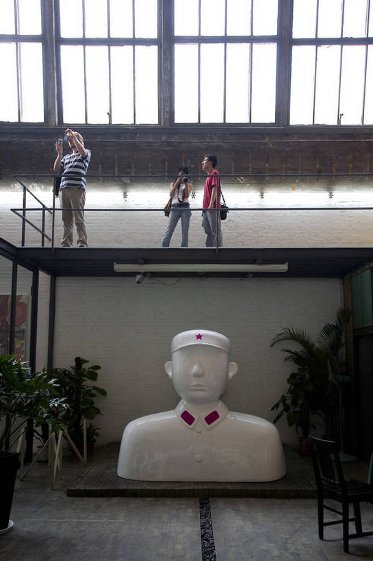 博物馆,家,竖图,彩色,白天,旅游,时尚,水,桌子,城市,地标,建筑,油画,北京,中国,亚洲,破旧,艺术,陈旧,标志,雕像,符号,塑像,房屋,屋子,艺术品,首都,流行,漂亮,标识,楼房,石雕,展品,建筑物,住宅,展示,潮流,竖,摄影,展览,美术,时髦,残破,美术馆,中国文化,美术品,画廊,陈列,东亚,发展,首府,中华人民共和国,时兴,发达,版画,设计,彩图,旅行,房子,798艺术区,传统文化,bj174