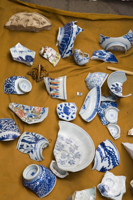 竖图,彩色,购物,消费,北京,中国,亚洲,许多,破旧,破碎,陈旧,盆,集市,市场,首都,很多,货物,古玩市场,货品,碗,零售,竖,金融,摄影,古董,挑选,破裂,古物,残破,中国文化,选择,选购,贸易,古玩,东亚,摧毁,中华人民共和国,北京市,京,北平,华北地区,朝阳区,血拼,变化,差别,跳蚤市场,彩图,北京潘家园旧货市场,潘家园街道,潘家园旧货市场,传统文化,二手货,旧货,bj174