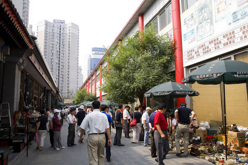 横图,彩色,室外,白天,购物,消费,道路,建筑,街道,路,公路,北京,中国,亚洲,许多,集市,市场,交通,首都,很多,货物,古玩市场,零售,金融,摄影,挑选,中国文化,选择,选购,贸易,东亚,中华人民共和国,北京市,京,北平,华北地区,朝阳区,血拼,变化,差别,跳蚤市场,马路,彩图,高楼,北京潘家园旧货市场,潘家园街道,潘家园旧货市场,传统文化,二手货,旧货,bj174
