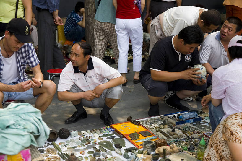 横图,彩色,购物,消费,北京,中国,亚洲,许多,陶瓷,陶瓷制品,集市,市场,首都,很多,古玩市场,陶器,零售,金融,摄影,古董,挑选,古物,中国文化,选择,选购,贸易,古玩,东亚,中华人民共和国,北京市,京,北平,华北地区,朝阳区,血拼,变化,差别,跳蚤市场,彩图,北京潘家园旧货市场,潘家园街道,潘家园旧货市场,传统文化,bj174