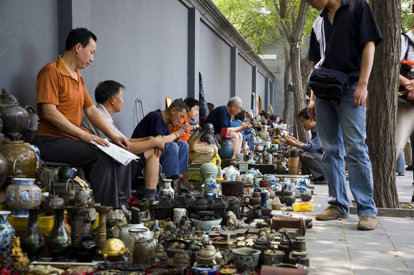 横图,彩色,购物,消费,北京,中国,亚洲,许多,陶瓷,陶瓷制品,集市,市场,首都,很多,古玩市场,陶器,零售,金融,摄影,古董,挑选,古物,中国文化,选择,选购,贸易,古玩,东亚,中华人民共和国,北京市,京,北平,华北地区,朝阳区,血拼,变化,差别,跳蚤市场,彩图,北京潘家园旧货市场,潘家园街道,潘家园旧货市场,传统文化,bj174