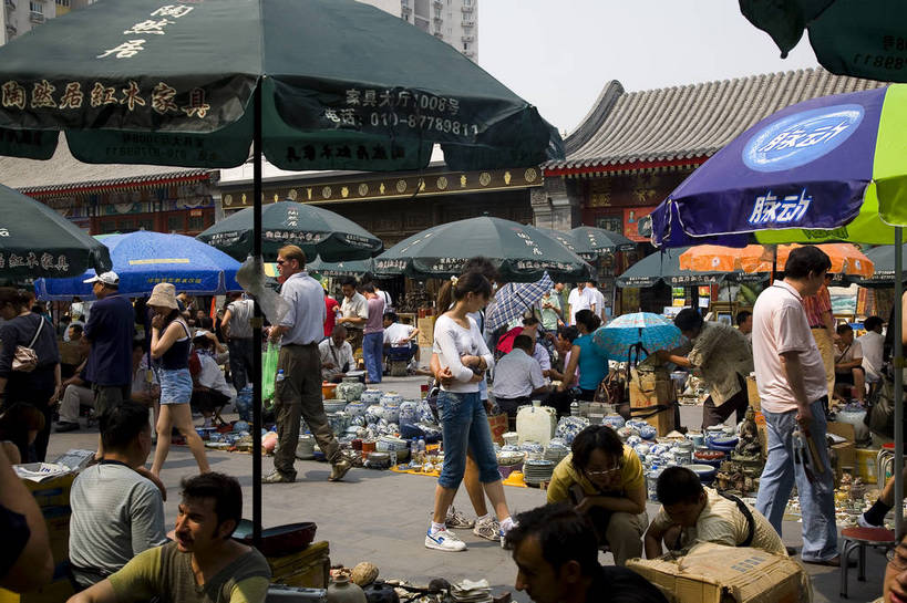 横图,彩色,购物,消费,北京,中国,亚洲,许多,陶瓷,陶瓷制品,集市,市场,首都,很多,古玩市场,陶器,零售,金融,摄影,古董,挑选,古物,中国文化,选择,选购,贸易,古玩,东亚,中华人民共和国,北京市,京,北平,华北地区,朝阳区,血拼,变化,差别,跳蚤市场,彩图,北京潘家园旧货市场,潘家园街道,潘家园旧货市场,传统文化,bj174
