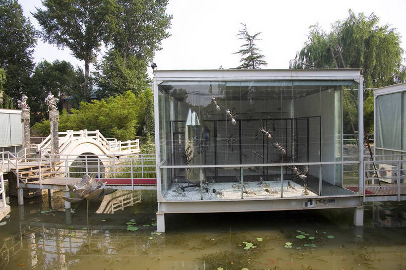 横图,彩色,室外,白天,度假,美景,水,城市风光,城市,道路,建筑,街道,路,公路,北京,中国,亚洲,艺术,亭子,景观,桥,艺术品,交通,首都,文化,娱乐,建筑物,享受,休闲,景色,放松,摄影,美术,中国文化,东亚,中华人民共和国,北京市,京,北平,华北地区,朝阳区,设计,马路,彩图,传统文化,酒厂国际艺术园,bj174