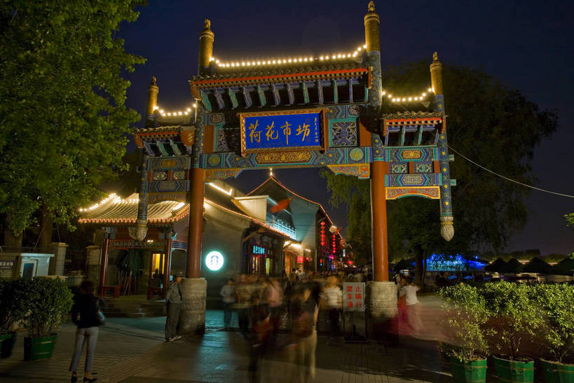 商店,横图,彩色,室外,购物,消费,超市,道路,胡同,建筑,街道,路,夜景,公路,北京,中国,亚洲,小巷,灯光,交通,建筑物,灯,闪耀,后海,金融,百货,摄影,中国文化,选购,贸易,百货公司,东亚,发展,中华人民共和国,血拼,发达,夜,超级市场,大卖场,马路,彩图,高楼,购物商场,购物中心,商业中心,传统文化,bj174