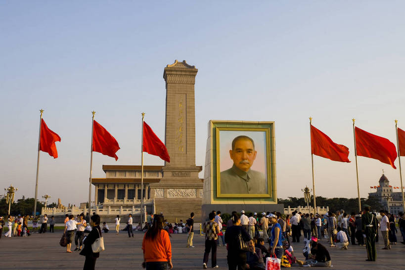 横图,彩色,室外,白天,旅游,建筑,北京,中国,亚洲,清澈,纪念碑,首都,红旗,画像,建筑物,红色,天空,摄影,明亮,中国文化,东亚,孙中山,人民英雄纪念碑,中华人民共和国,明澈,清彻,清亮,毛泽东纪念堂,旗,彩图,旅行,传统文化,红,bj174