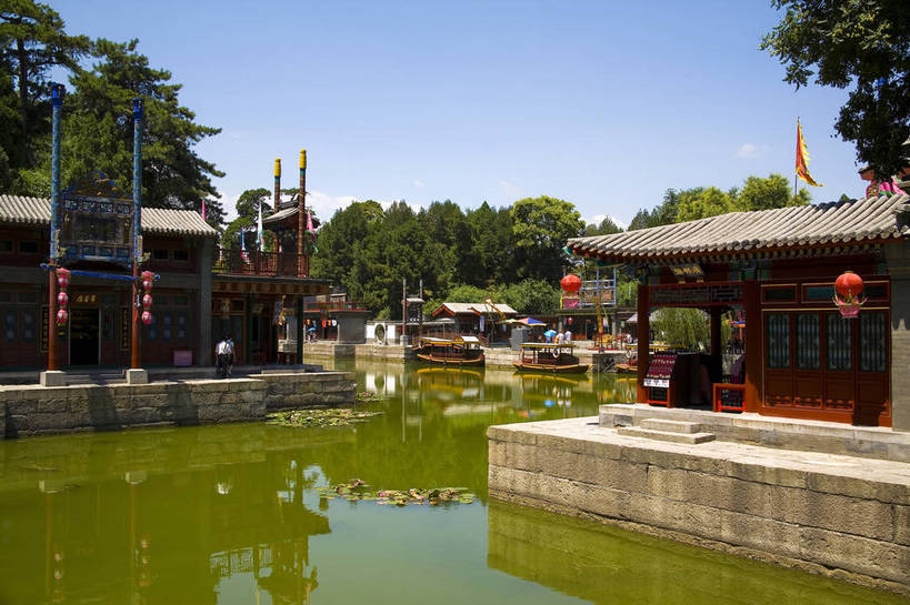 横图,彩色,室外,白天,旅游,度假,名胜古迹,标志建筑,地标,建筑,船,北京,避暑山庄,中国,亚洲,清澈,遗迹,亭子,文化遗产,小船,古迹,文物,娱乐,建设,古建筑,建筑物,游船,树,蓝色,绿色,天空,享受,休闲,旅游胜地,放松,摄影,明亮,蓝,权威,高贵,中国文化,绿,参观,古文明,东亚,中华人民共和国,华北地区,权力,河北,河北省,冀,权势,承德,承德市,空闲,明澈,清彻,清亮,势力,河,旅游者,彩图,旅行,承德避暑山庄,传统文化,艇,bj174