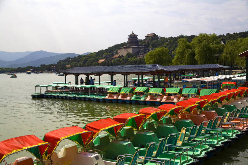 颐和园,横图,彩色,室外,白天,旅游,度假,湖,名胜古迹,标志建筑,地标,建筑,船,北京,中国,亚洲,清澈,遗迹,亭子,文化遗产,小船,首都,古迹,文物,娱乐,建设,古建筑,建筑物,游船,树,荷花池,蓝色,绿色,天空,享受,休闲,旅游胜地,放松,摄影,明亮,蓝,权威,高贵,中国文化,绿,参观,古文明,东亚,中华人民共和国,权力,权势,空闲,明澈,清彻,清亮,势力,河,旅游者,彩图,旅行,传统文化,艇,bj174