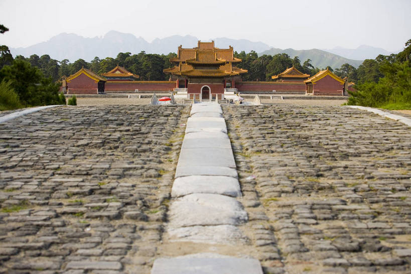 横图,彩色,旅游,度假,名胜古迹,山,标志建筑,道路,地标,建筑,松树,中国,亚洲,遗迹,瓦片,屋顶,文化遗产,古迹,文物,娱乐,建设,石路,古建筑,墙壁,红色,享受,休闲,旅游胜地,放松,摄影,古代建筑,中国文化,坚定,古文明,东亚,中华人民共和国,长寿,河北省,贞洁,旗,橙,彩图,旅行,目的地,道,传统文化,清西陵,bj174