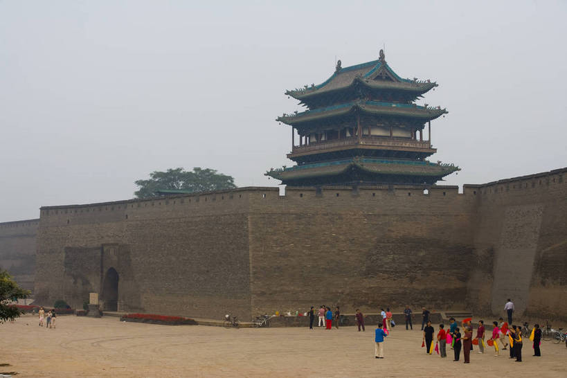 横图,彩色,室外,白天,锻炼,旅游,建筑,平遥,中国,亚洲,高大,彩绘,雕刻,文化遗产,古城,宏伟,历史,城墙,木刻,墙壁,古代,一群人,晨练,摄影,中国文化,东亚,山西省,中华人民共和国,秧歌,古远,古代文明,高峻,嵬峨,彩图,旅行,目的地,传统文化,平遥古城,bj174