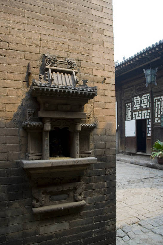 家,木屋,竖图,彩色,室外,白天,旅游,门,胡同,建筑,平遥,中国,亚洲,木制,灯笼,瓦片,木门,庭院,屋顶,盆景,历史,红灯笼,民居,住宅,古代,木制品,摄影,东亚,山西省,中华人民共和国,古远,彩图,旅行,目的地,茅舍,茅屋,棚屋,小木屋,小屋,平遥古城,bj174