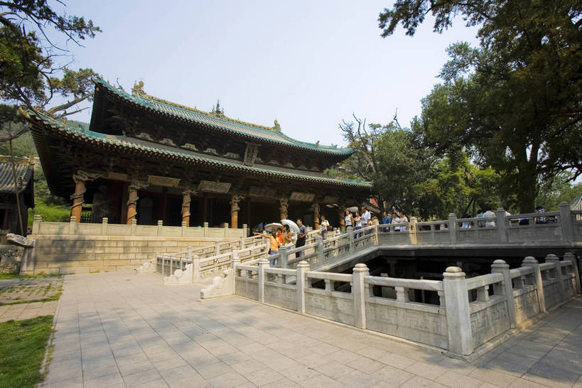 横图,彩色,旅游,建筑,中国,亚洲,彩绘,雕刻,书法,池塘,木,许多人,历史,传统,木刻,殿堂,古代,一群人,摄影,祠堂,园林,东亚,山西,山西省,中华人民共和国,华北地区,省会,太原,太原市,晋,朝代,古远,金庙,彩图,旅行,目的地,房子,庙,晋祠,晋王祠,唐叔虞祠,北魏,魏朝,圣母殿,bj174