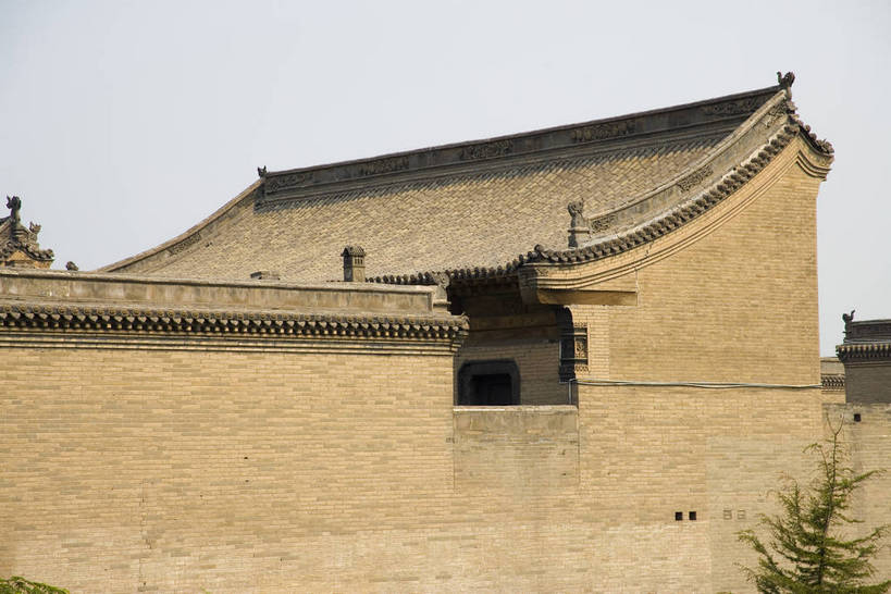 横图,彩色,室外,白天,旅游,建筑,中国,亚洲,木制,灯笼,雕刻,瓦片,庭院,屋顶,文化遗产,古城,历史,红灯笼,民居,古代,木制品,摄影,天井,中国文化,东亚,山西,山西省,清朝,砖雕,中华人民共和国,华北地区,晋,晋中,晋中市,古远,古代文明,乔家大院,彩图,旅行,目的地,传统文化,祁县,祁县民俗博物馆,bj174