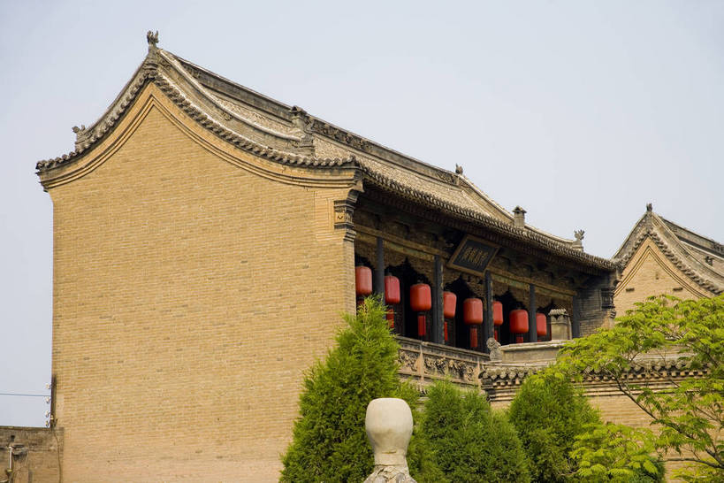 横图,彩色,室外,白天,旅游,建筑,中国,亚洲,木制,彩绘,灯笼,雕刻,书法,瓦片,庭院,屋顶,文化遗产,古城,历史,红灯笼,木刻,民居,古代,木制品,摄影,天井,中国文化,东亚,山西,山西省,清朝,砖雕,中华人民共和国,华北地区,晋,晋中,晋中市,古远,古代文明,乔家大院,彩图,旅行,目的地,传统文化,祁县,祁县民俗博物馆,bj174