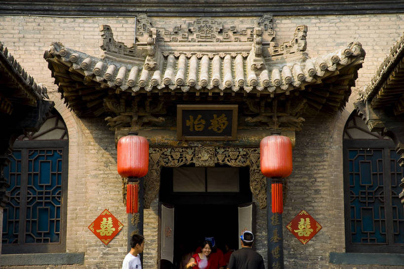 横图,彩色,室外,白天,旅游,建筑,中国,亚洲,木制,彩绘,灯笼,雕刻,书法,瓦片,庭院,屋顶,文化遗产,古城,历史,红灯笼,木刻,民居,古代,木制品,摄影,天井,中国文化,东亚,山西,山西省,清朝,砖雕,中华人民共和国,华北地区,晋,晋中,晋中市,古远,古代文明,乔家大院,彩图,旅行,目的地,传统文化,祁县,祁县民俗博物馆,bj174